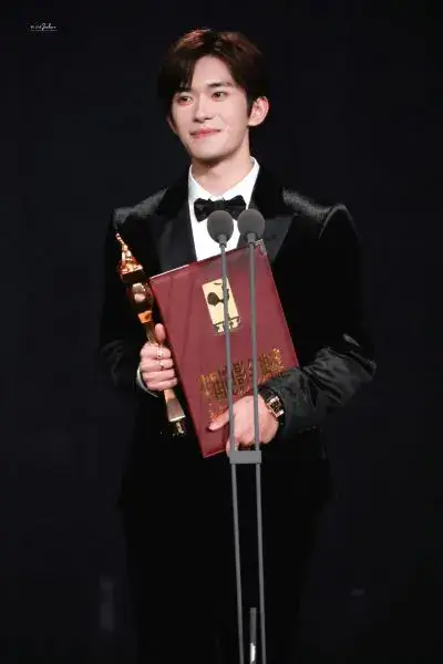 Yi Yangqianxi wins Golden Rooster Best Actor2