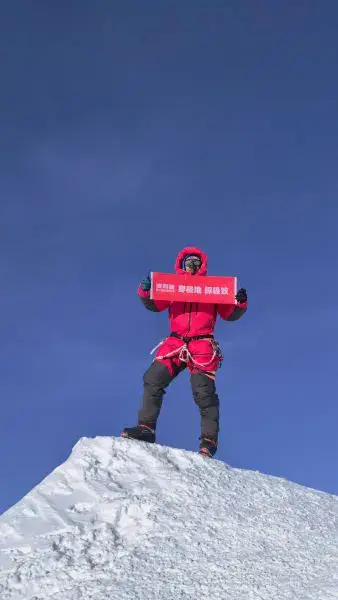 Chinese explorer conquers the highest peaks2