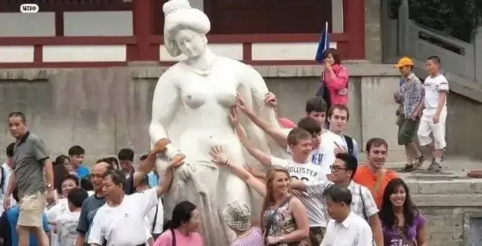 “Lady Yang Bathing” sculpture is indecent2