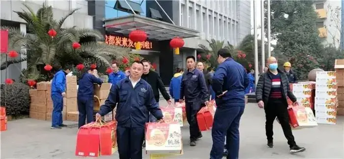 Tycoon gives 4 billion yuan to employees2