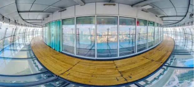 Korean shouting in Pearl Tower