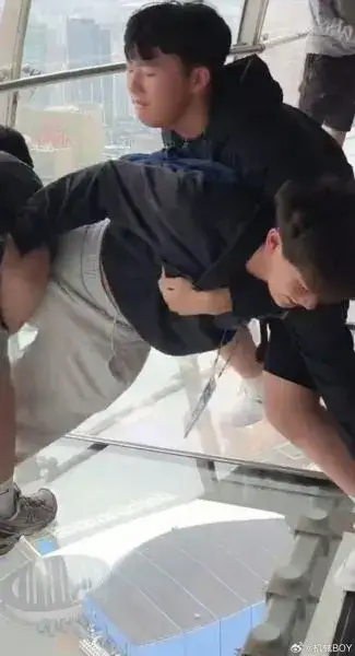 Korean shouting in Pearl Tower2