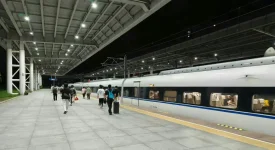 Student shouts at noisy kids on train