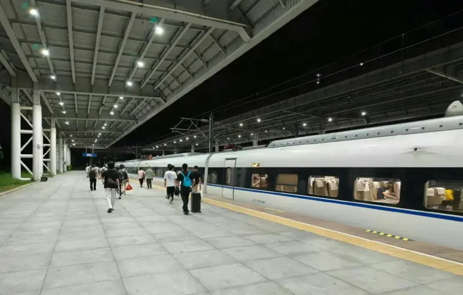 Student shouts at noisy kids on train