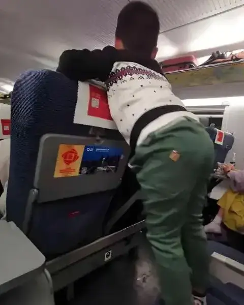 Student shouts at noisy kids on train2